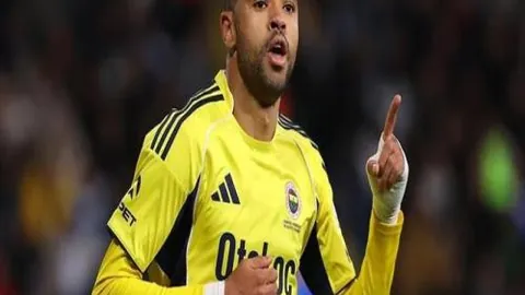 新疆附加赛首胜轻松进八强，12强赛八强争夺尘埃落定，疆辽巅峰对决备受关注，赵睿或有决定性贡献。