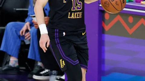 艾登-海文曼最新动态：摆脱拐杖，配护靴步出王权球场